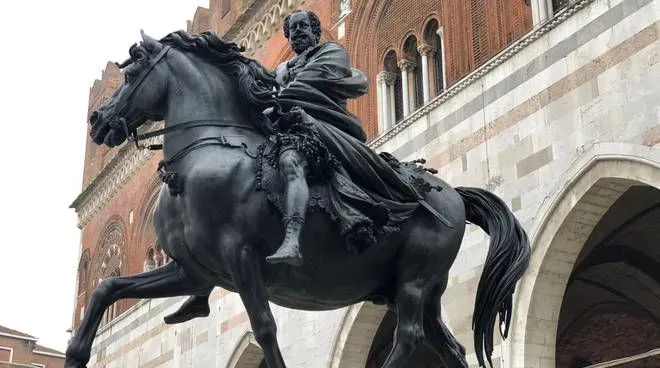 Piazza Cavalli: il salotto con due guardiani a cavallo