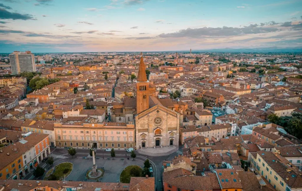 Una mattina al mercato di Piazza Duomo: profumi, voci e riti piacentini
